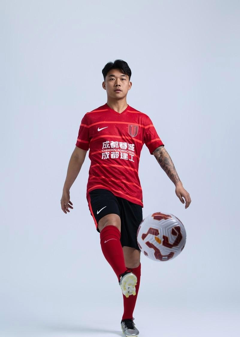 九游娱乐中国-成都蓉城发布备战花絮，关键时刻战术微调，法甲任务艰巨，训练强度明显提升